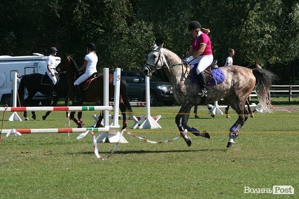 Красуні-вершниці і козаки-екстремали: у Луцьку пройшли кінно-спортивні змагання. ФОТО