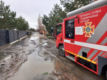 На Волині рятувальники продовжують відкачувати воду із затоплених будинків