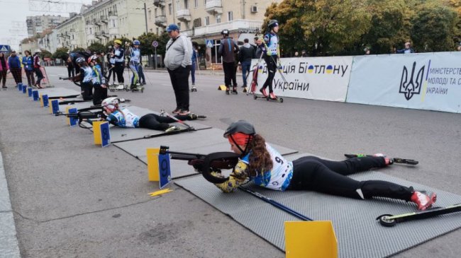 На перших в Україні вуличних змаганнях з літнього біатлону волиняни – у трійці кращих