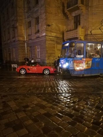 Луцька бізнес-леді на Porsche заблокувала трамвай у Львові