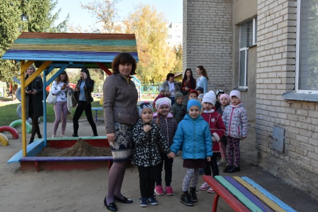 У луцькому садочку висадили алею туй. ФОТО