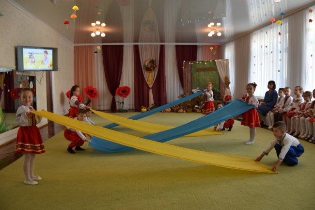 У луцькому садочку висадили алею туй. ФОТО