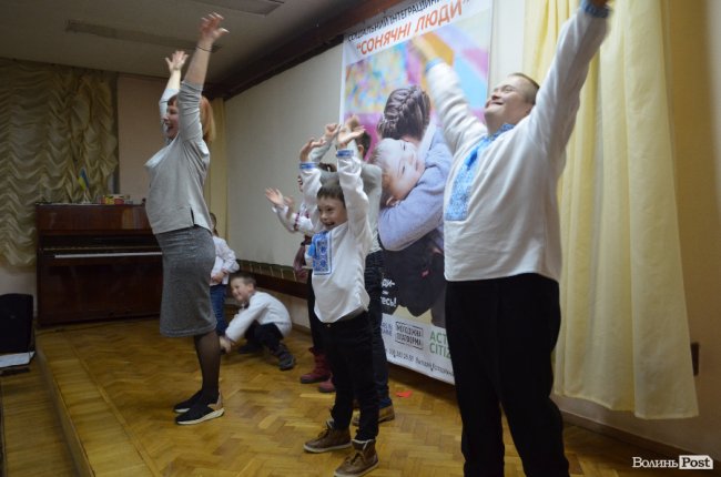 У Луцьку виступали «сонячні» люди. ФОТО