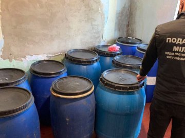 Поблизу Луцька «бізнесмен» організував підпільний цех фальсифікованого алкоголю.ФОТО