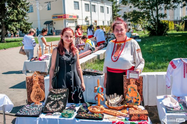 Народні розваги і море людей: в центрі Луцька «гуляє» етнофестиваль. ФОТО 