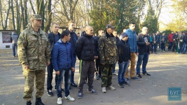 Перших волинських призовників відправили до військової частини. ФОТО