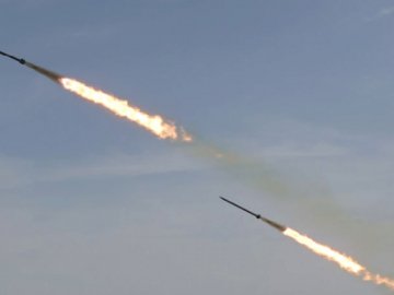 Вибухи в Києві: рф стріляла балістикою, дві ракети влучили у поле
