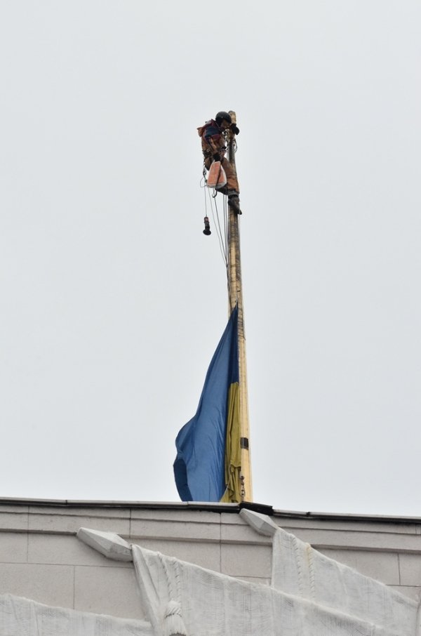 Верховна Рада позбулася радянської зірки. ФОТО
