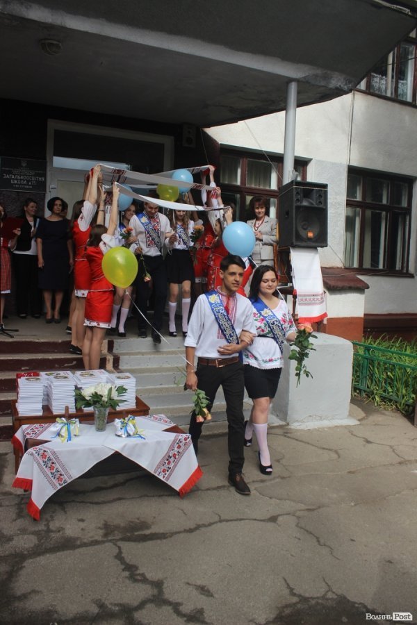 «Губернаторський» останній дзвінок у Луцьку. ФОТО 