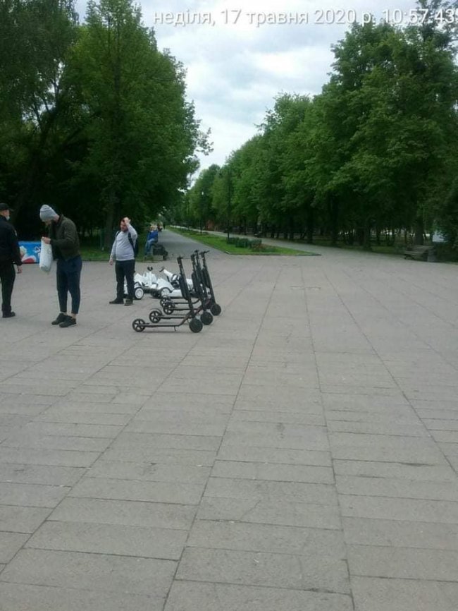 У центральному парку Луцька незаконно розміщували електросамокати та дитячі електромобілі
