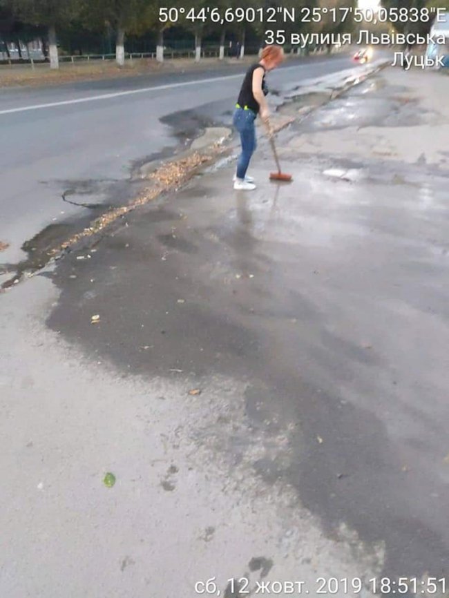 Лучанка зливала  на дорогу нечистоти. ФОТО