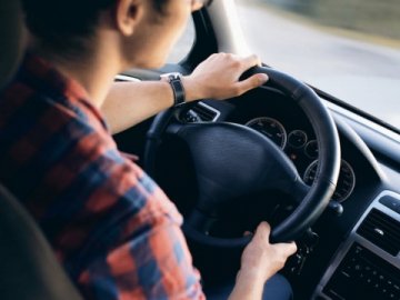 Судили волинянина, який їздив за кермом Mercedes з фальшивим водійським посвідченням