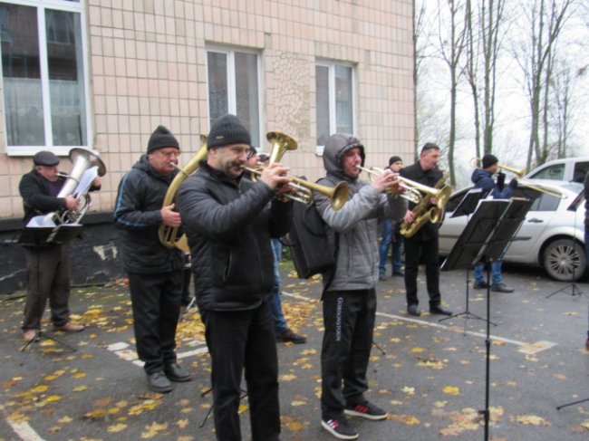 На Рівненщині оркестр зіграв під стінами лікарні, щоб підтримати медиків. ФОТО. ВІДЕО