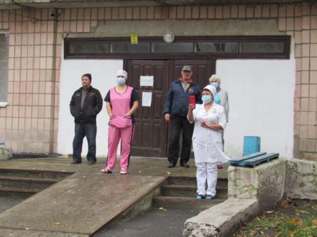 На Рівненщині оркестр зіграв під стінами лікарні, щоб підтримати медиків. ФОТО. ВІДЕО