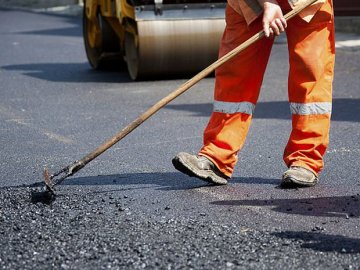 Школярі ходять по проїжджій частині: у Луцьку просять облашувати тротуар