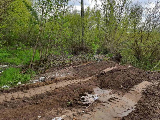 Біля дороги неподалік Луцька викинули купу сміття. ФОТО