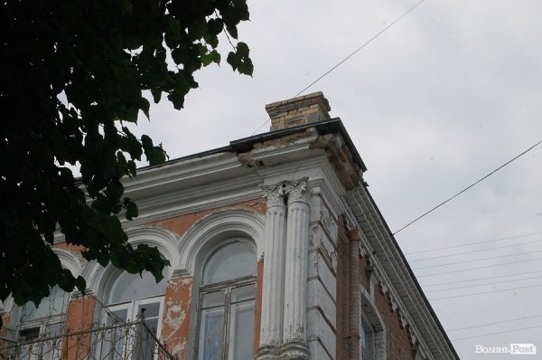 Порожню ділянку в центрі Луцька забудують. ФОТО