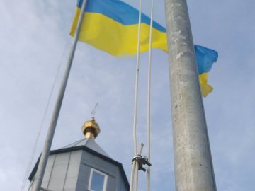 Поліція взялася за справу щодо зірваного прапора біля храму на Волині