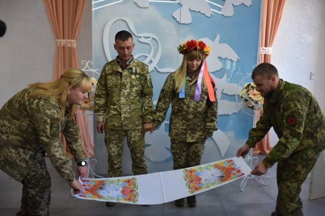 Треба поспішати любити: на Сході побралися медики волинської бригади