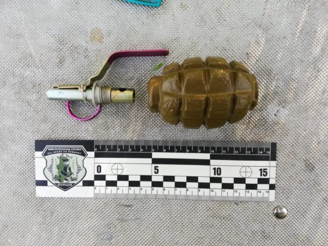 На покинутому стрільбищі на Волині знайшли схованку зі зброєю. ФОТО