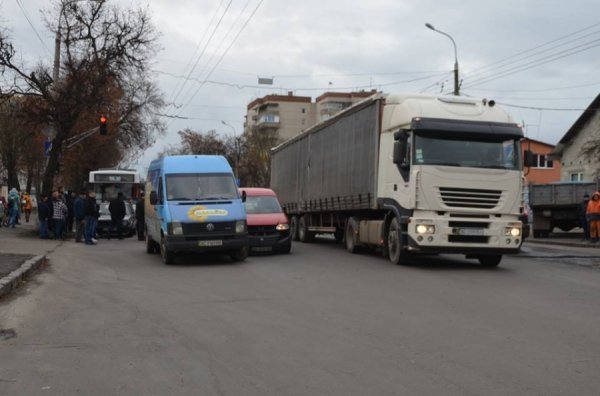 У Луцьку потрійна аварія спричинила затор. ФОТО