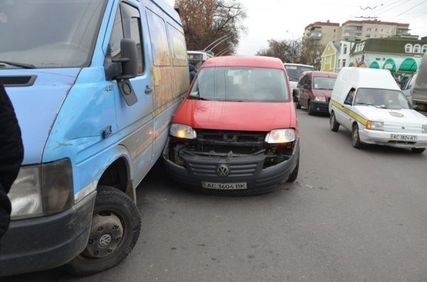 У Луцьку потрійна аварія спричинила затор. ФОТО