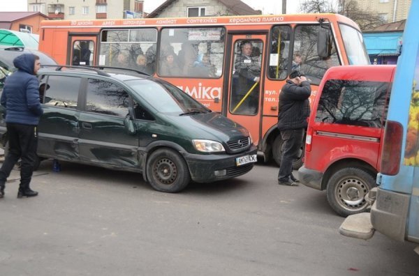 У Луцьку потрійна аварія спричинила затор. ФОТО