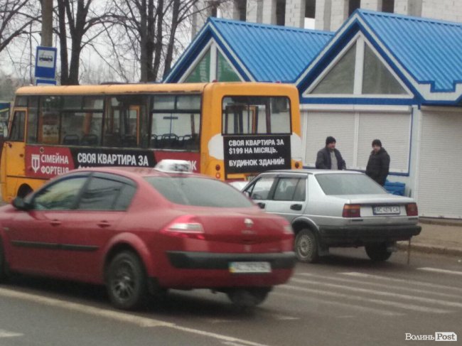 Ранкова аварія у Луцьку: легковик в'їхав у маршрутку. ФОТО