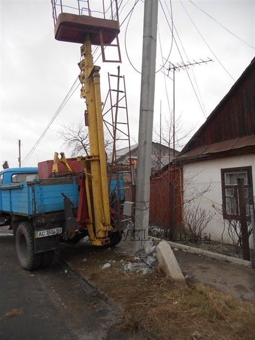 Аварія на Волині: водій збив жінку і опору електропередач. ФОТО