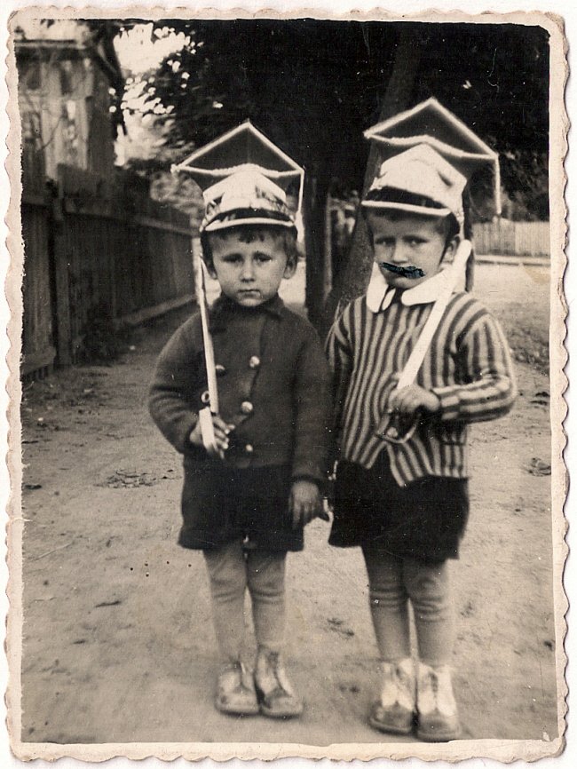 Директор державних лісів Волині та його родина на фото 1930-х років