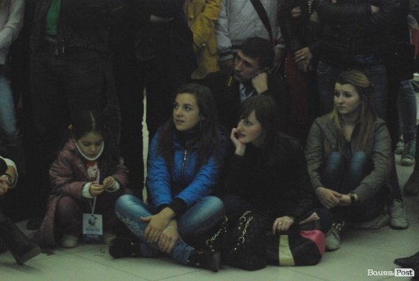 У Луцьку «Нова лінія» та спортзал стали театрами. ФОТО. ВІДЕО