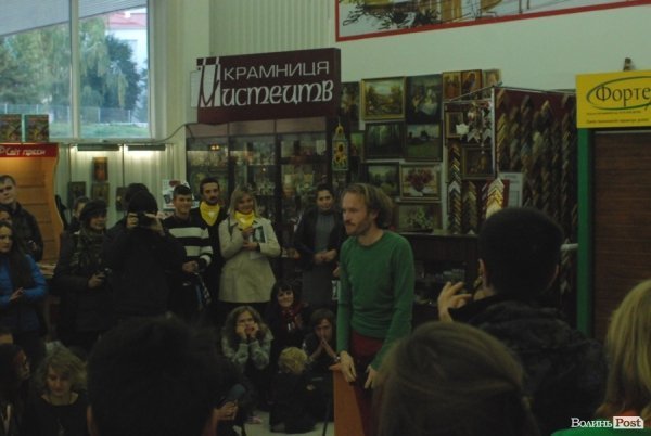 У Луцьку «Нова лінія» та спортзал стали театрами. ФОТО. ВІДЕО