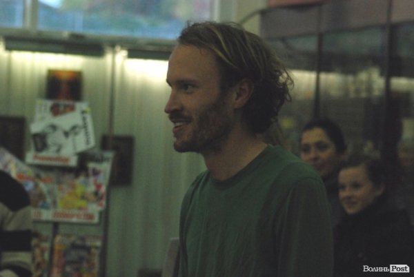 У Луцьку «Нова лінія» та спортзал стали театрами. ФОТО. ВІДЕО