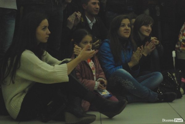 У Луцьку «Нова лінія» та спортзал стали театрами. ФОТО. ВІДЕО