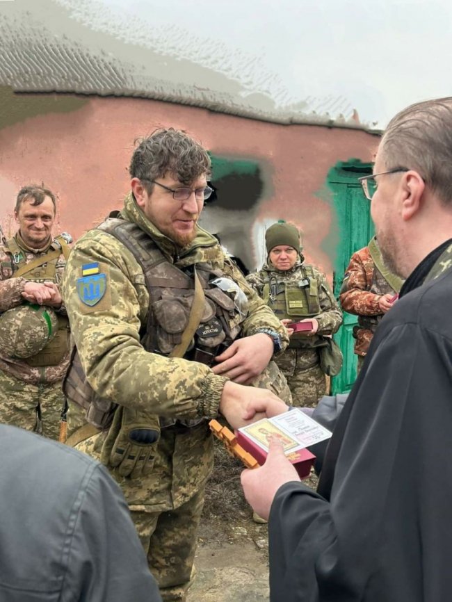 Священники ПЦУ привезли на фронт допомогу волинським воїнам