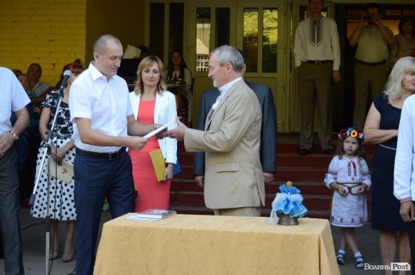 Перший дзвоник у луцьких школах. ФОТОРЕПОРТАЖ