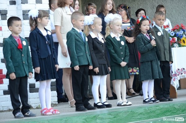 Перший дзвоник у луцьких школах. ФОТОРЕПОРТАЖ