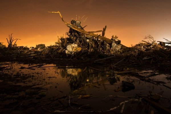 Автомобіль на купі сміття після торнадо в Оклахомі, 27 травня 2013. LUCAS JACKSON, С ША