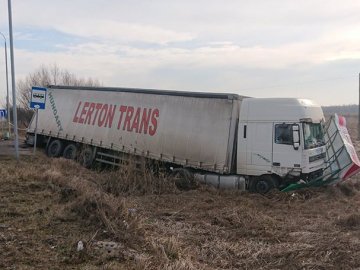 На Волині фура влупилася в легковик і знесла зупинку, – соцмережі. ФОТО