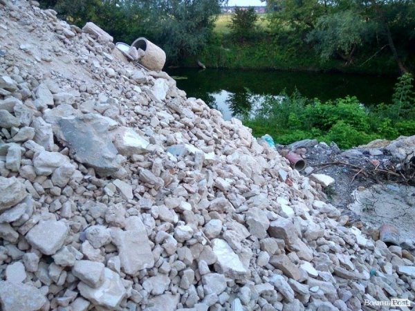 Будівельне сміття викидають в річку Стир. ФОТО