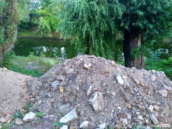 Будівельне сміття викидають в річку Стир. ФОТО