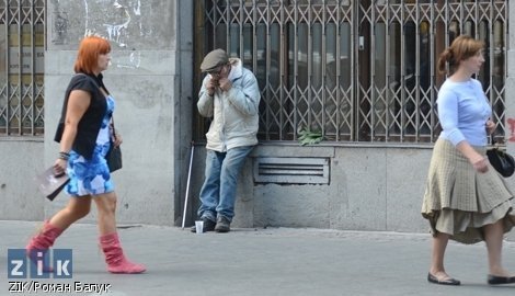 У Львові дідусь грає на звичайних листках з дерев. ФОТО. ВІДЕО