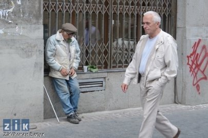 У Львові дідусь грає на звичайних листках з дерев. ФОТО. ВІДЕО