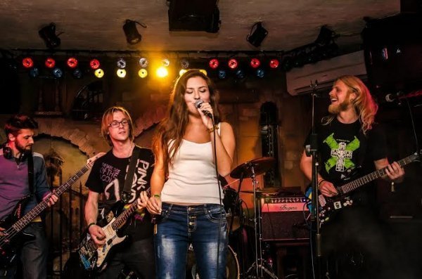 Благодійний рок-концерт зібрав у Луцьку аншлаг. ФОТО 