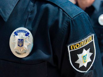 П'яна матір вела стрім і змушувала дитину матюкатись: поліцейські склали адмінпротокол на лучанку