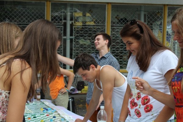 Лучани зіграли в шашки, щоб допомогти українським військовим. ФОТО