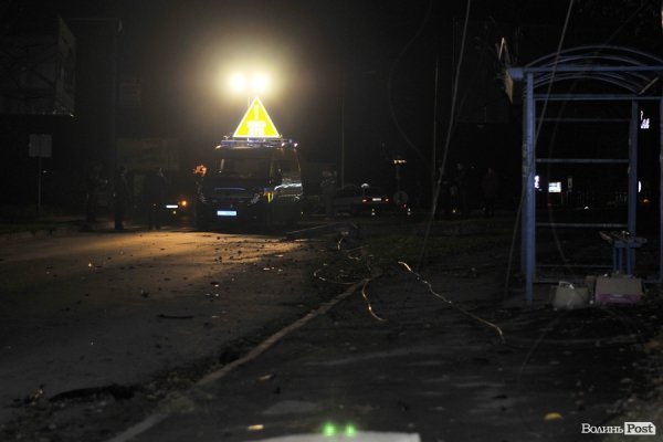 Аварія у Луцьку: машина розтрощила стовп, вулиця – без світла. ФОТО. ВІДЕО