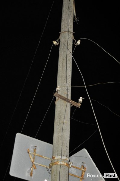 Аварія у Луцьку: машина розтрощила стовп, вулиця – без світла. ФОТО. ВІДЕО