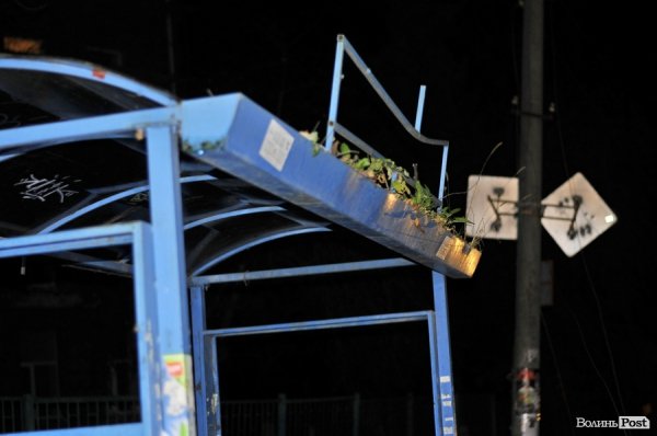 Аварія у Луцьку: машина розтрощила стовп, вулиця – без світла. ФОТО. ВІДЕО