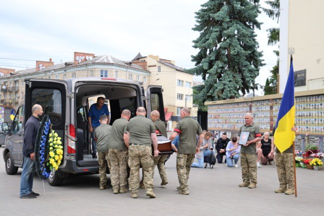 У Луцьку попрощалися з воїном Сергієм Четвериковим, який загинув за незалежність України